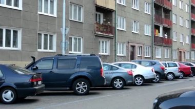 Park edilmiş arabalar - daireler (daireler ile kentsel sokak)