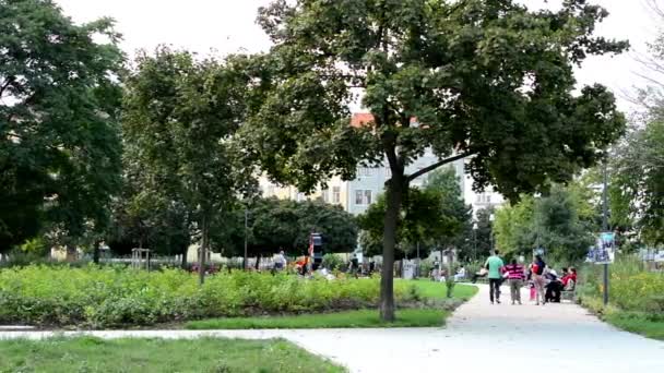 시내-사람과 어린이 공원 — 비디오