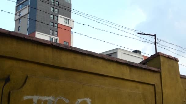 有刺鉄線のフェンス - (概念のモダンな建物) — ストック動画