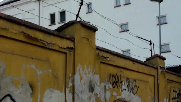 Stacheldraht - Schornstein - Gebäude - das Konzentrationslager — Stockvideo