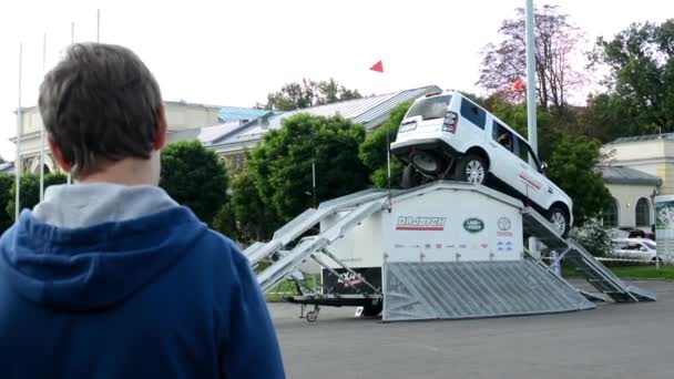 Fahrer testet Auto (Hügel) - Land Rover - Zuschauer beobachten Auto — Stockvideo