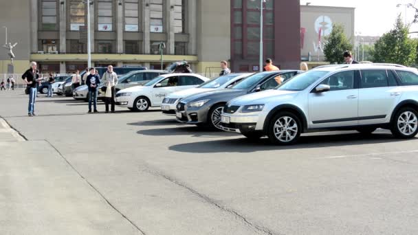 Auto's in de parkeerplaats en de mensen — Stockvideo