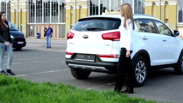 Mujer (vendedor) da las llaves del coche al cliente - prueba de conducción — Vídeos de Stock