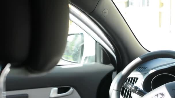 Две женщины садятся в машину - открывают дверь - они разговаривают — стоковое видео