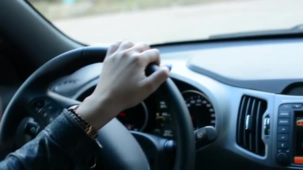 La mujer conduce un coche - girando una esquina — Vídeo de stock