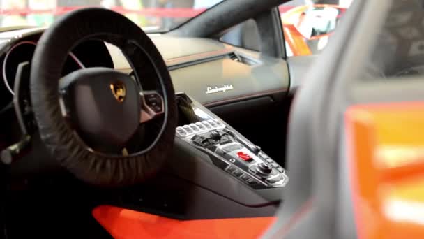 Dashboard and wheel, gear(shift) lever - logo - Lamborghini Aventador (interior) — Stock Video