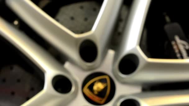Rueda del coche - freno de disco - Lamborghini - primer plano (detalle) ) — Vídeos de Stock