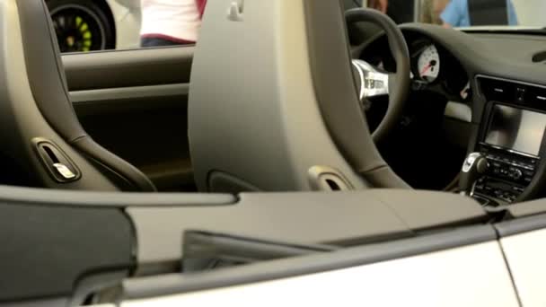 Panel de control, rueda, palanca de cambios y asientos - Porsche 911 Turbo - personas — Vídeo de stock