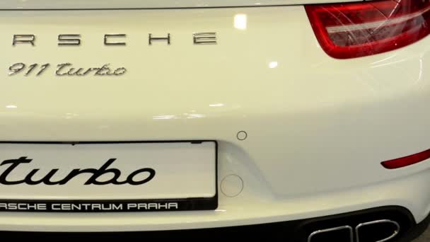 Porsche 911 turbo cabrio auto (buitenkant) - achterzijde - detail van logo en licentie — Stockvideo