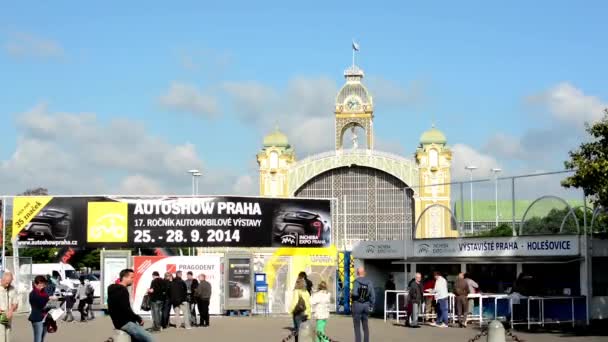Автомобильная выставка - люди ходят и покупают билеты - Timelapse - главное здание - солнечное и голубое небо — стоковое видео