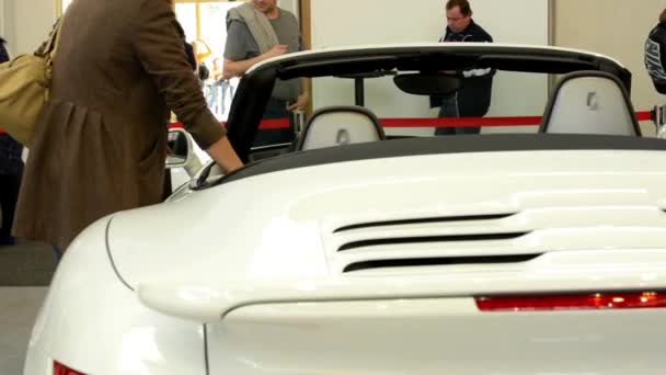 Porsche 911 carro turbo cabrio (exterior) - verso - pessoas em exposição — Vídeo de Stock