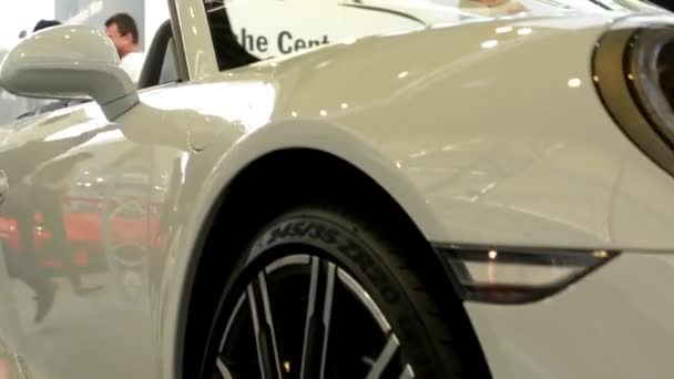 Porsche 911 turbo cabrio car (exterior) - lado - personas — Vídeo de stock
