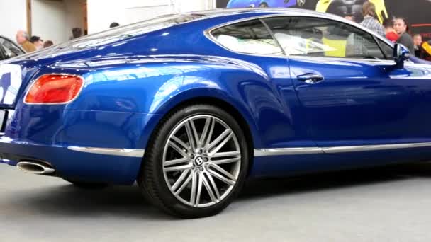 Bentley coche (exterior) - personas — Vídeo de stock