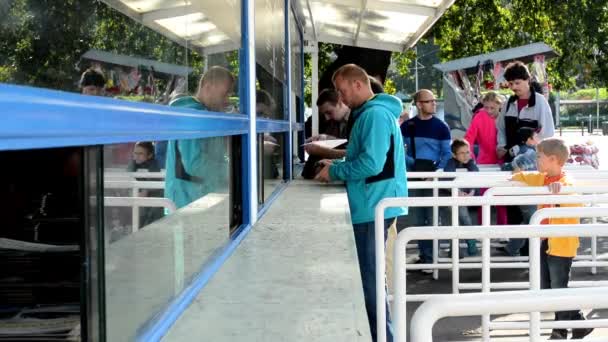 La gente compra entradas en la taquilla — Vídeos de Stock