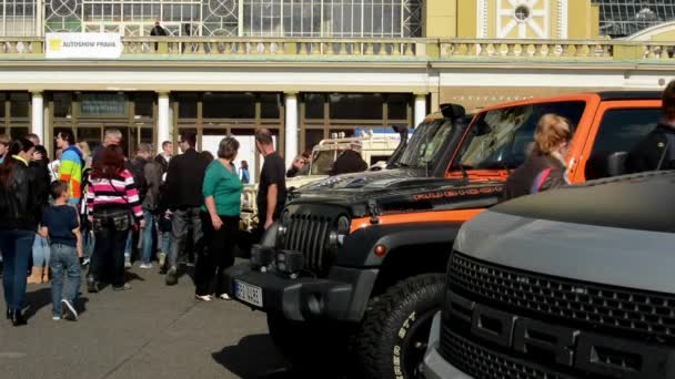 Exposición de coches - coches aparcados y personas - edificio — Vídeos de Stock