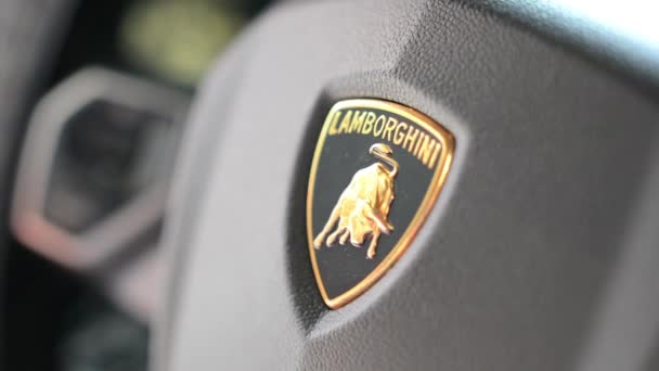 Detalhe do logotipo (roda) - Lamborghini (interior ) — Vídeo de Stock