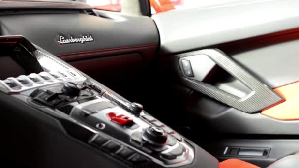 Detalhe do logotipo e painel - Lamborghini (interior ) — Vídeo de Stock