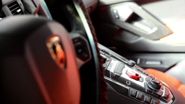 Instrumentpanelen och detalj av logotypen (hjul) - Lamborghini (inre) — Stockvideo