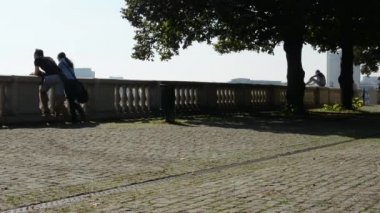 İnsanlar (izle) city - - ağaçlar - kaldırım rahatlatıcı insanlar bak.