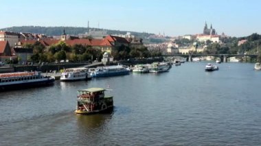 Gemilerde Nehri (Vltava) - city (bina) arka plan - Prag Kalesi (Hradcany) - güneşli (mavi gökyüzü) - otomobil ve ağaçlar