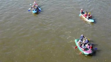 İnsanlar kurulu ve kürek çekmeye - Kano - Vltava Nehri üzerinde