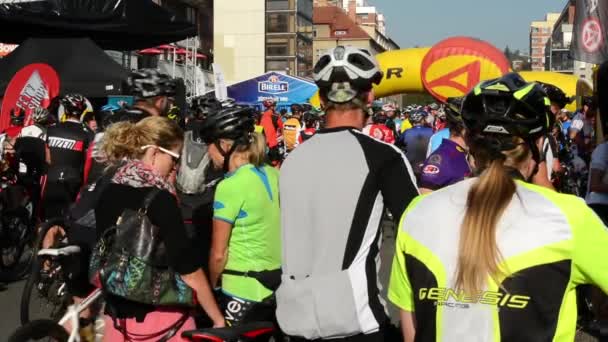 Carrera ciclista - ciclista espera - edificios — Vídeo de stock
