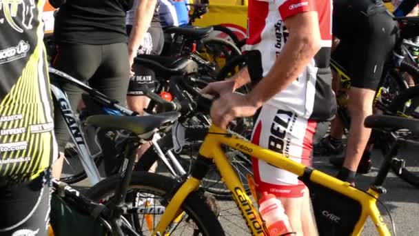 Cykling ras - cyklist väntan - detalj av cyklar (närbild) — Stockvideo
