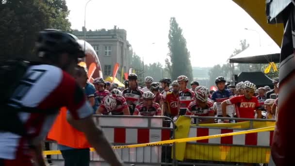 Bisiklet Yarışı - bisikletçi bekle - closeup - binalar - start çizgisinde ve Organizatörler — Stok video