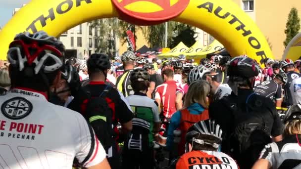 Carrera ciclista - ciclista espera — Vídeo de stock