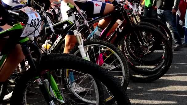 Corrida de ciclismo - espera ciclista - close-up - edifícios - linha de início — Vídeo de Stock