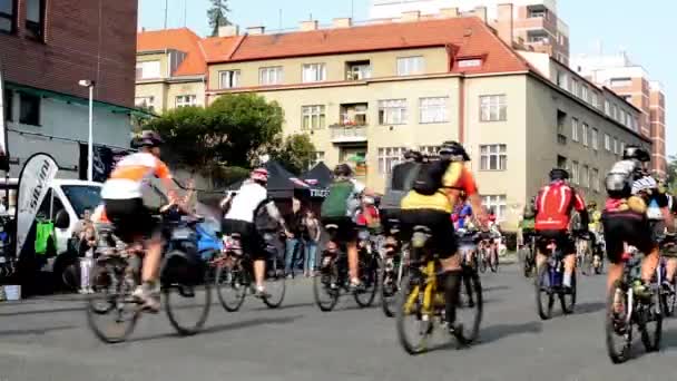 Cycling race - cyclist - the city (urban street) - buildings — Stock Video