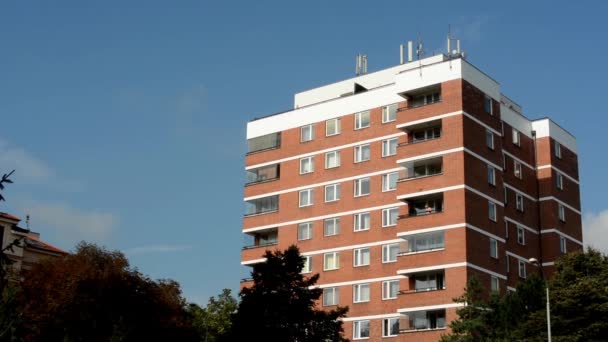 Edifício moderno - varanda - janelas - céu azul - árvores — Vídeo de Stock