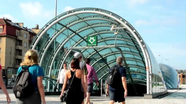 Mensen invoeren die geldt voor de metro (ondergrondse) - stedelijke straat - passeren van auto's - blauwe hemel — Stockvideo