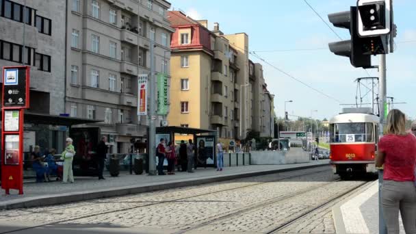 Stad: stedelijke straat - passeren tram - auto - gebouwen - tram stop — Stockvideo