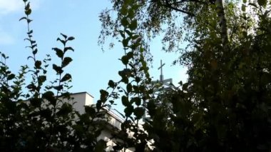 Doğa (ağaçlar) - modern Kilisesi (kule bir haç) - mavi gökyüzü