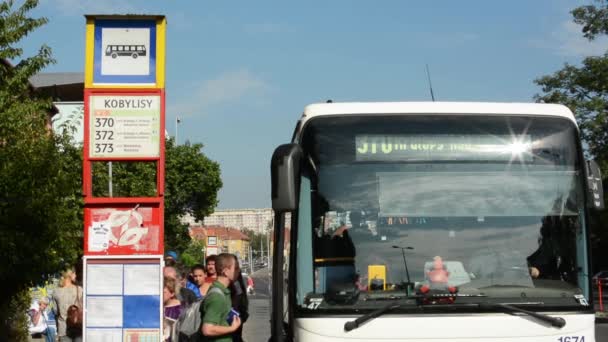 Ludzie się w autobusie (kolejki) - podmiejskich ludzi - przystanek autobusowy - miejskich ulic (miasto) — Wideo stockowe