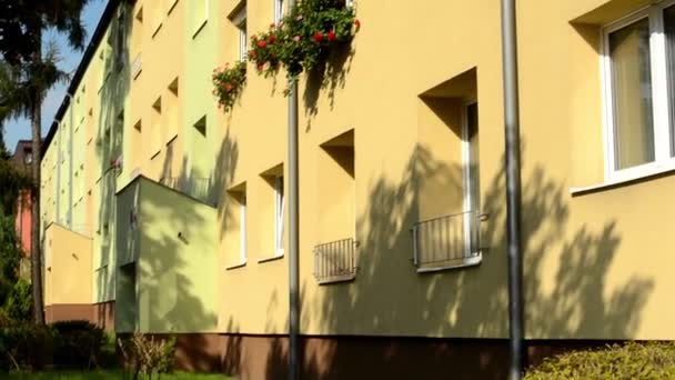 Budynek (dom) - mieszkania - zewnętrzne - promienie słońca - kwiaty — Wideo stockowe