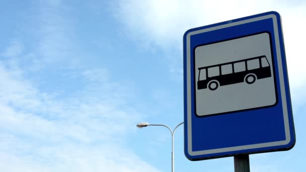 Parada de autobús - signo & símbolo - lámpara - cielo azul — Vídeo de stock