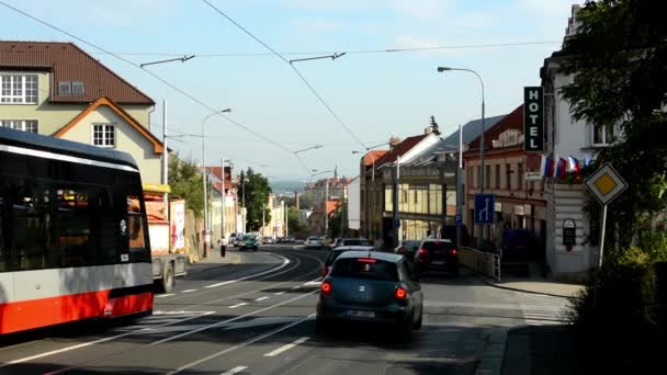 Rue urbaine avec voitures et tramways de passage - ville (bâtiments) en arrière-plan — Video