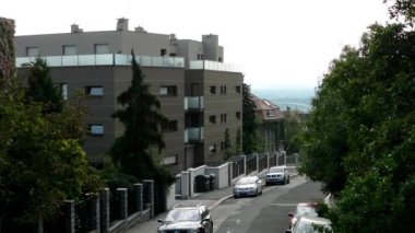 Otomobil - ağaçlar ve Binalar - otopark ile kentsel sokak