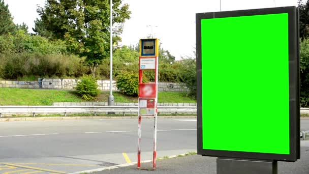 Plakatwand in der Stadt in der Nähe der Straße - grüner Bildschirm - Autos und Menschen - Bushaltestelle — Stockvideo