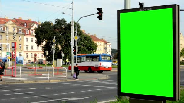 Cartelera en la ciudad cerca de la carretera y los edificios - pantalla verde - personas con coches — Vídeo de stock