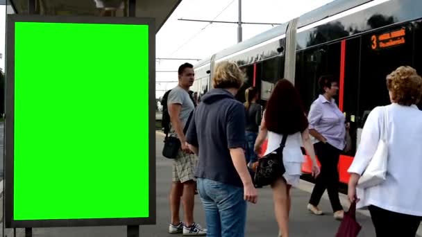 Panneau d'affichage dans la ville et les bâtiments - écran vert - navetteurs - tramway — Video