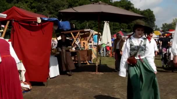 Ludzie chodzą na wystawy - stragany z towarów i żywności - starożytna - ziemi — Wideo stockowe