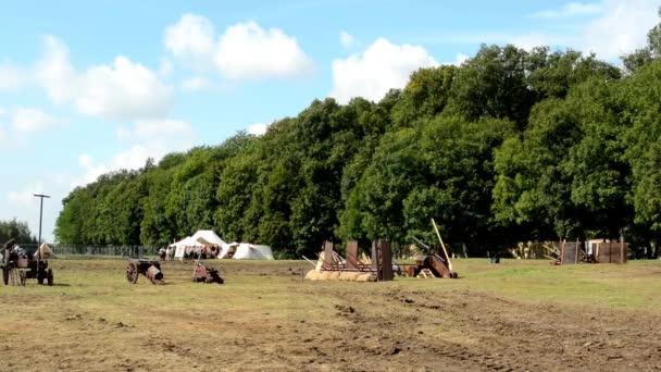 Oude slagveld - kanonnen - tenten in de achtergrond - bos (bomen) - zonnige — Stockvideo