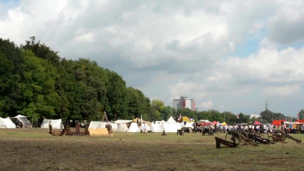 Battlefield - military - cannons - forest (tree) - tents with people in the back — Stock Video