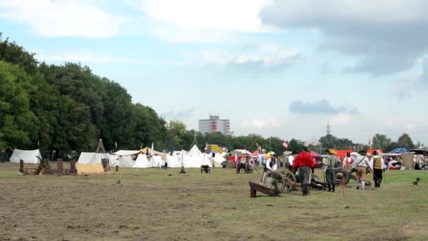 Campo de batalla - militares - soldados se preparan para luchar - cañones - bosque (árbol ) — Vídeos de Stock