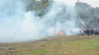 Askerler birbirleriyle kavga - tüfek - askeri - savaş alanı savaşçıları yangın