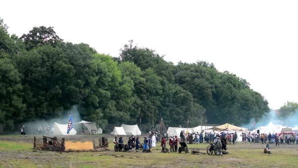 Campo de batalla - militares - soldados se preparan para luchar - bosque (árboles ) — Vídeo de stock