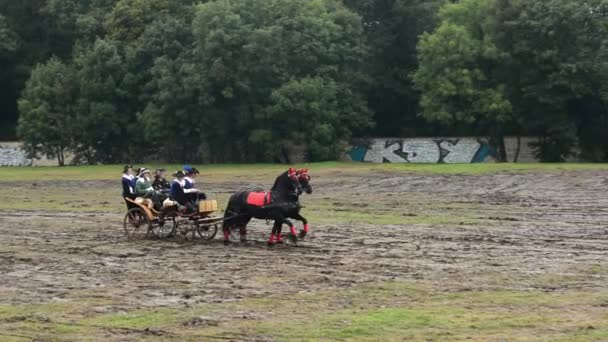 Carruaje tirado por caballos que transportan personas - campo de batalla - militares — Vídeos de Stock